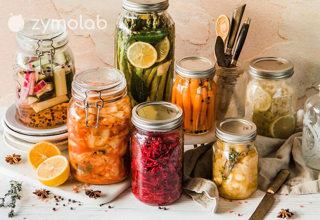 Chucrut, kimchi y encurtidos en tarros